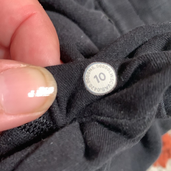 Lululemon- Scuba MidRise Oversized Jogger- Black- Size 10- 29” Inseam - Picture 15 of 16